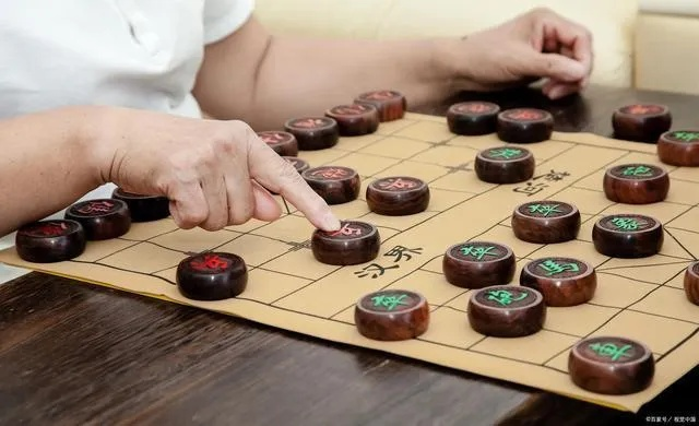 业余象棋比赛，如何成为象棋高手？（从入门到精通的全面指南）