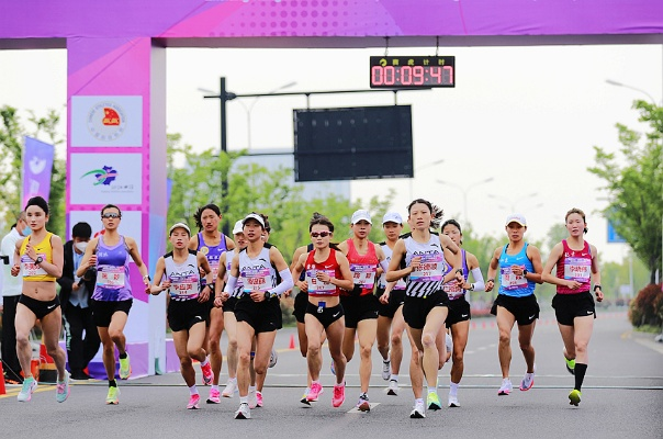 上海马拉松国际女子 女子组比赛争夺激烈